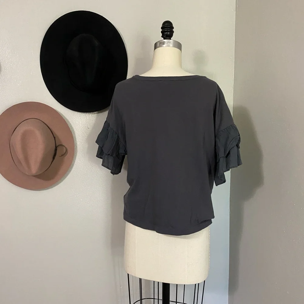 🌿 Express Ruffle Sleeve Tee - Picture 4 of 4